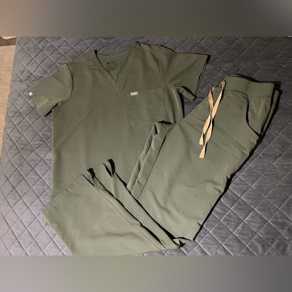 Figs Olive Green Scrub Set Size: M both top&bottom